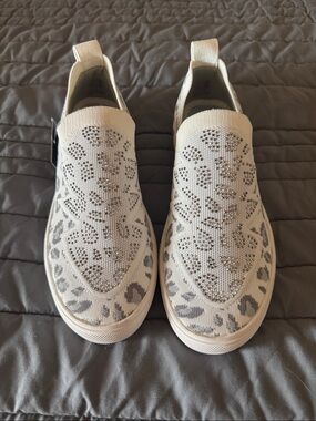 bernie mev. Ivory Knit Slip-On Sneakers with Subtle Leopard Print